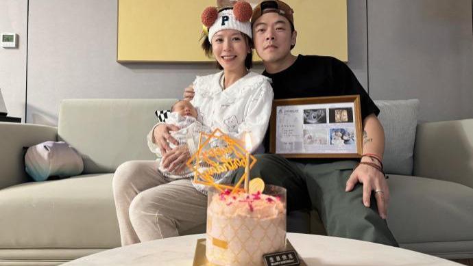 黄雅莉晒全家福为儿庆满月礼，产后瘦身有成，王皓弹吉他扮酷助兴