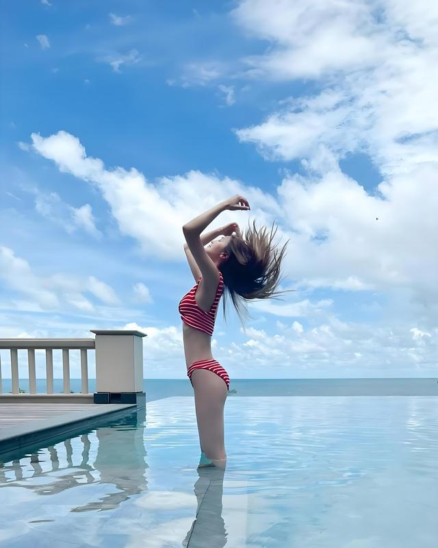 43岁蔡卓妍分享度假泳装照,身材和颜值绝美!