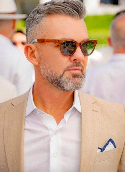 50岁男人,夏天要剪就剪这“3种”短发,清爽又减龄,照着剪准帅