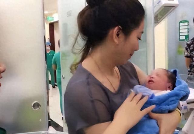 \最美奶奶\火了，产房外抱孙撞脸女明星，网友：我以为是小姨