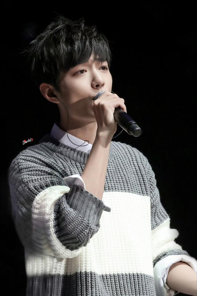 笑麻了!肖战最新对镜变装,时尚与角色完美结合,网友暴动!