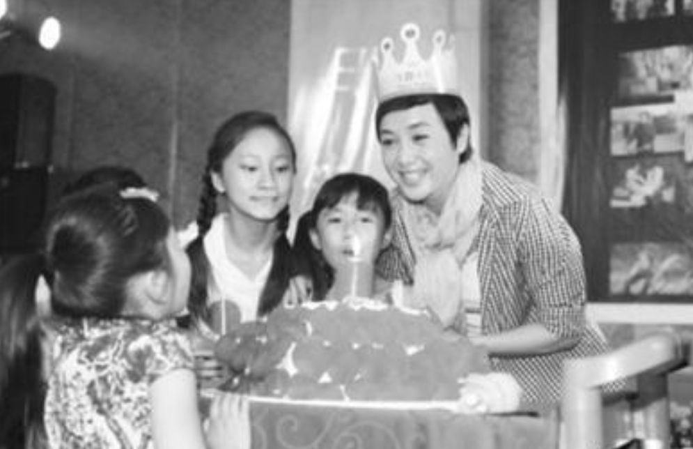 蒋雯丽现身英国眼下垂有皱纹！被曝常住国外，儿子移民养女是弃婴