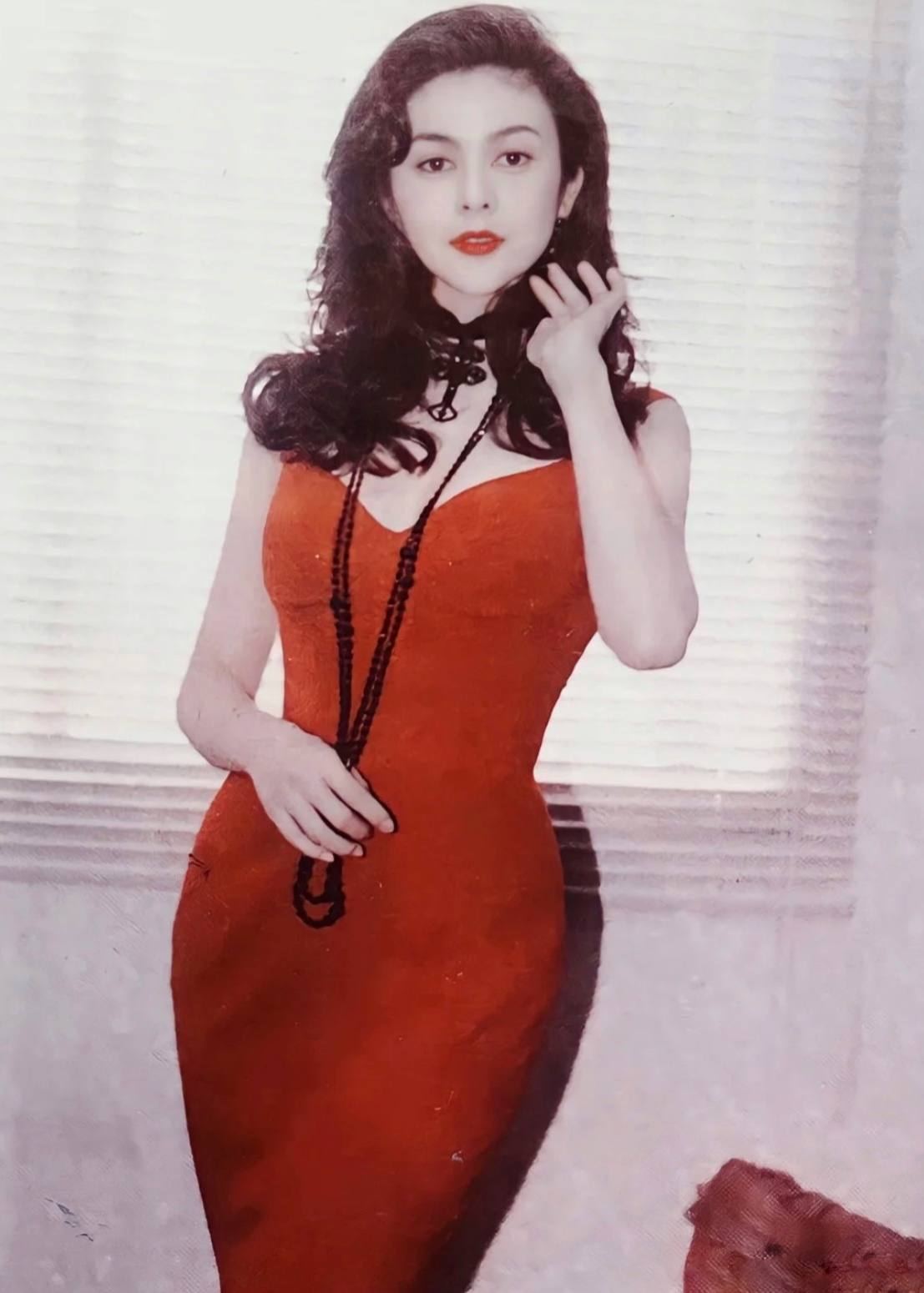 看到28年前关之琳和宁静的合影，才彻底明白：绝色和漂亮的区别