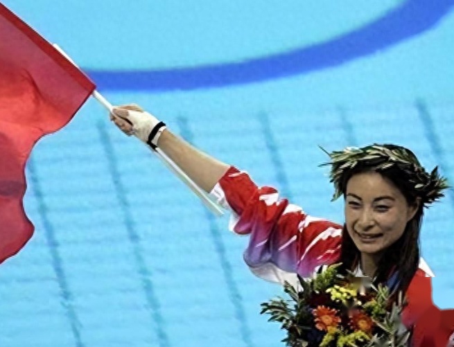 郭晶晶终于摊牌不装了？新身份引人沸腾，揭开隐藏许久的真相