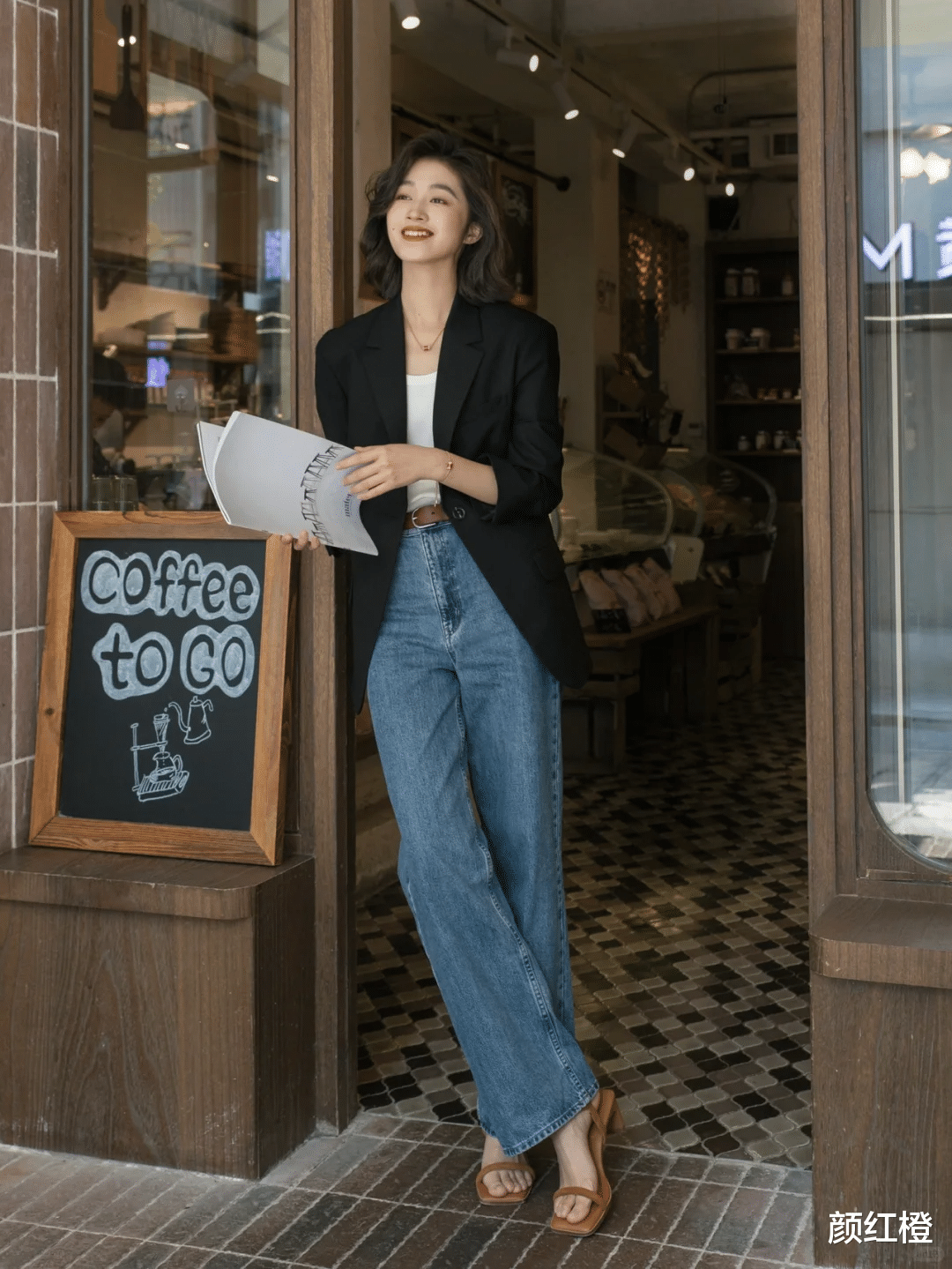 今春卫衣过时了，很土！瞧下面职场潮人这样搭，简约干练又时髦