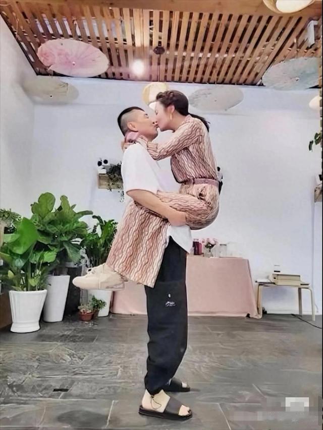 陈建斌蒋勤勤真的好恩爱呀,节目中各种亲亲抱抱举高高好甜蜜呀!