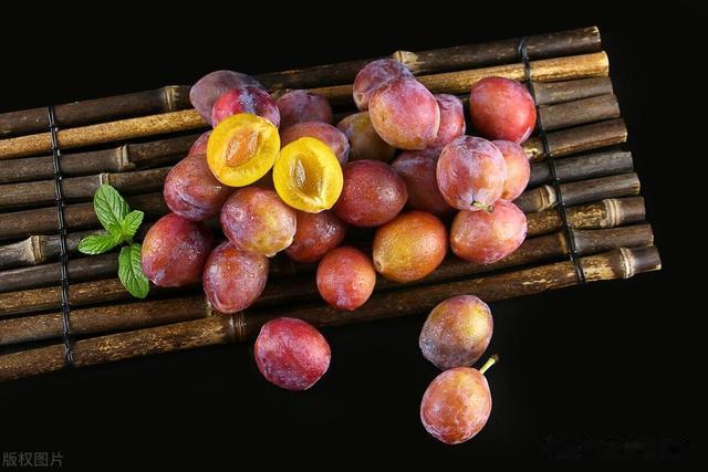 西梅是肠道的清洁工？主任医师强调：想肠道通畅，多吃这些蔬果