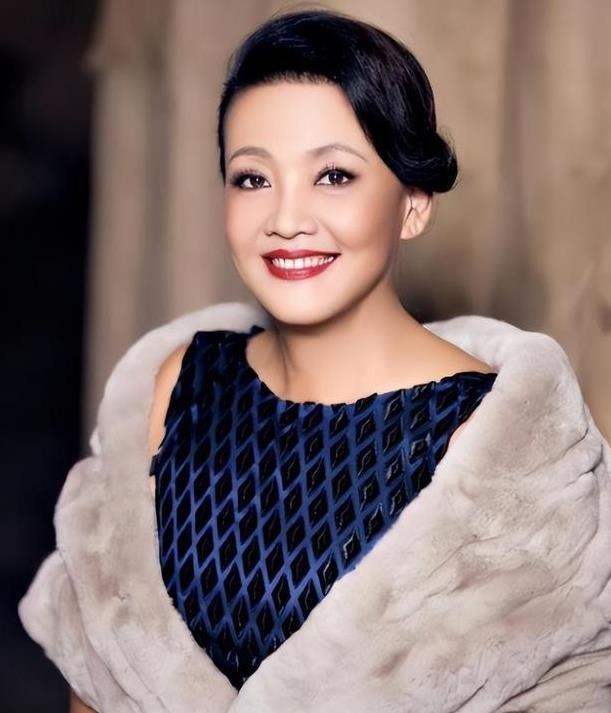 张兰回归！直播中再度提及汪小菲婚事，言“双喜临门”，喊话大S