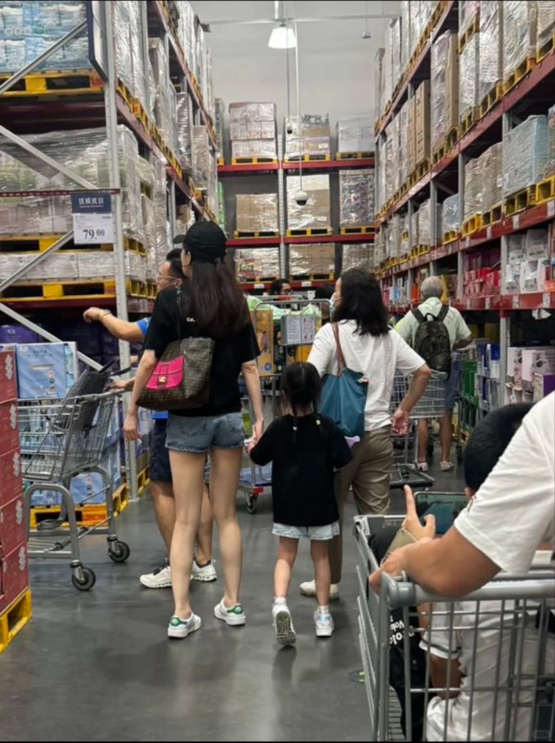 郭富城旧爱晒长腿频现内地逛超市,疑与豪门老公定居珠海