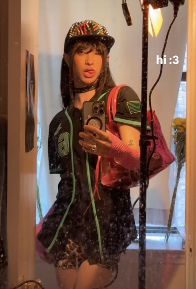 伊能静22岁儿子再穿女装,青春时尚又火辣,五官秀气比女生还美