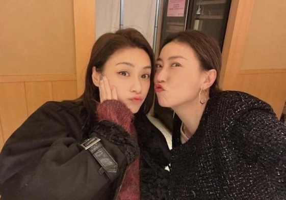 经纪人回应阿娇和女网红恋情,被曝同居一年多,牵手逛街后回酒店