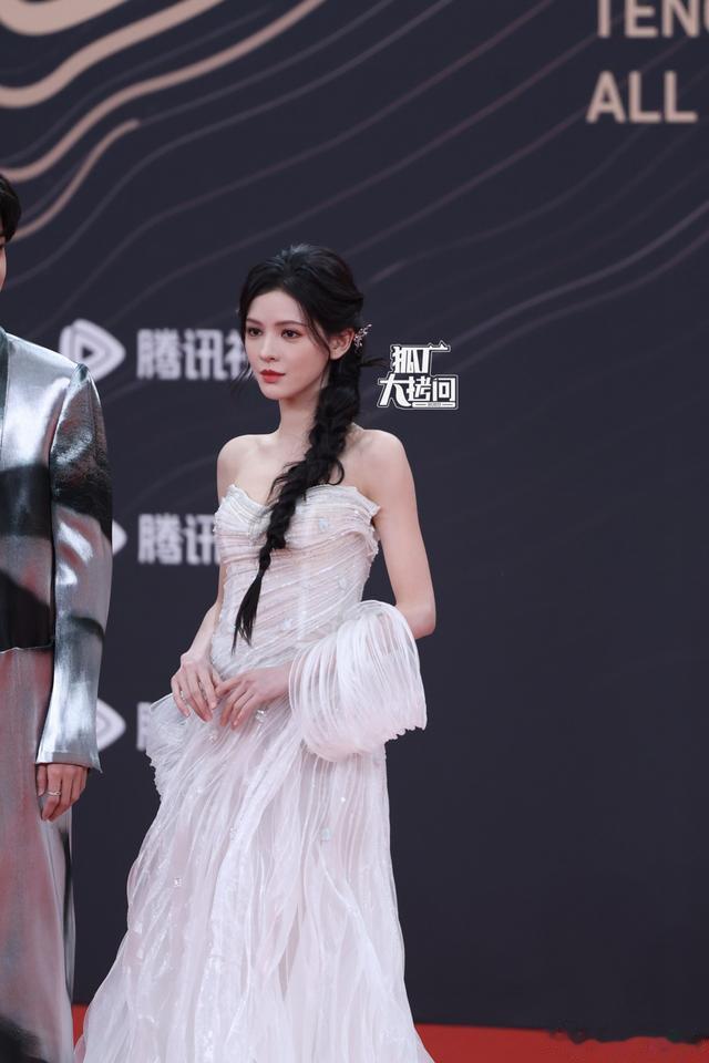 这一夜，虞书欣甜美，孟子义明艳，都不如压轴的赵丽颖，女王归来