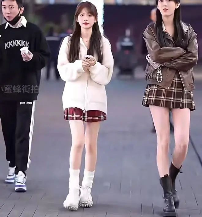 王思聪带美女逛街被偷拍,女方身份被扒刚刚成年