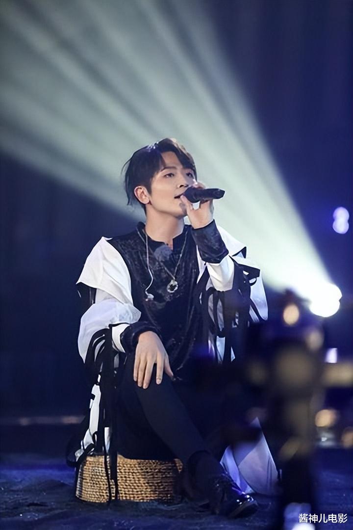 他竟然快40了!还是雷佳音同学!雷佳音却像他父辈,不公平啊