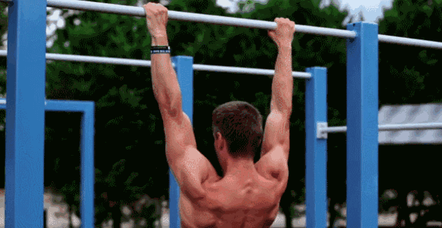 为什么你很难完成引体向上?如何正确完成引体向上?