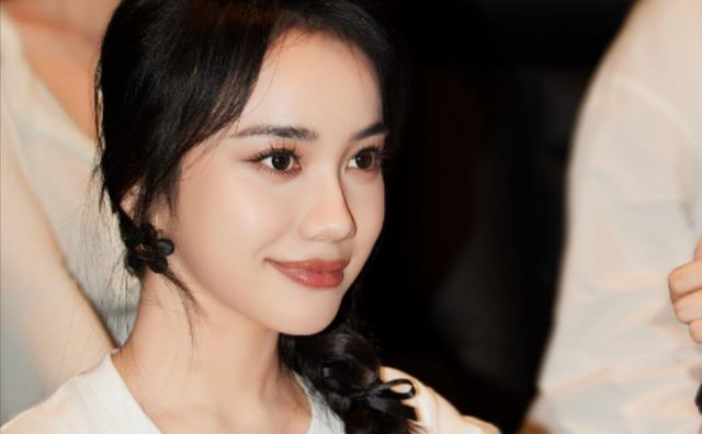 看到张艺谋的新女主角，再看王家卫的李宛妲，有对比才有差距