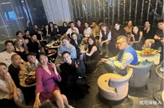 Vogue晚宴，刘诗诗杨幂热聊，完全不敢直视对面压轴刘亦菲