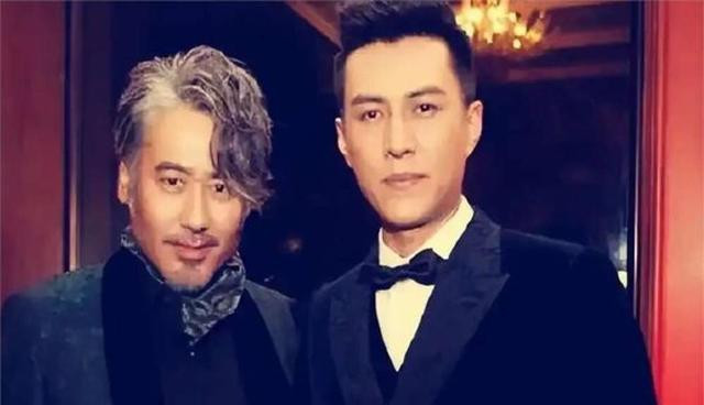 靳东英国街拍疯传，白发啤酒肚引热议，昔日老干部魅力何在？