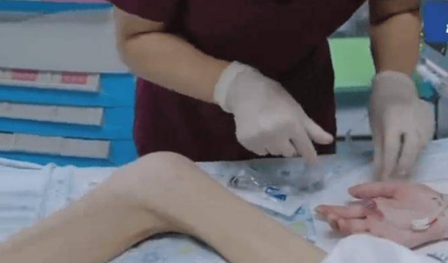 15岁少女极端减肥,50天只喝水不吃饭,妈妈含泪拔掉氧气管