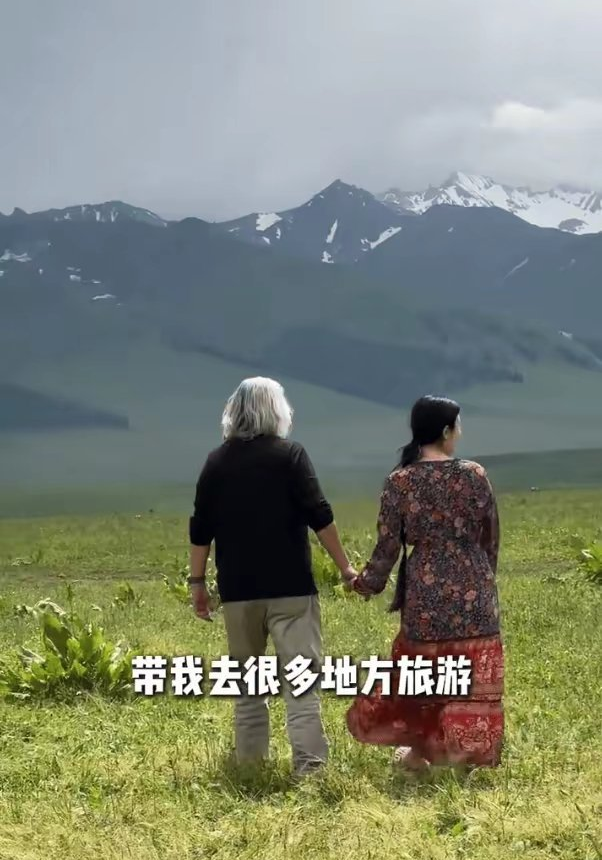 73岁张纪中给娇妻涂妊娠油，双手粗糙老年斑明显，网友恶心坏了