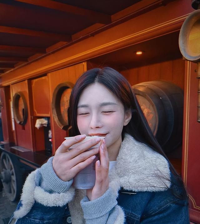 沈梦辰一家六口北京过年，父母和公婆关系亲密，两家父母都好年轻