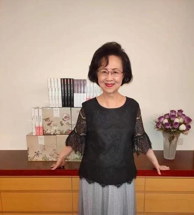 琼瑶与平家子女聚会照曝光 两人亲吻 继子女不满 台媒采访二女儿平珩