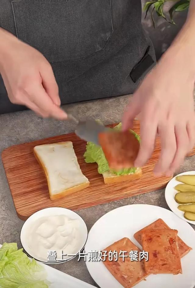 票房扛不住，做菜险翻车，谢霆锋做三明治视频用替身被粉丝打脸