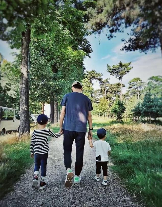 靳东带妻儿度假，10岁哥哥已经高出妈妈肩膀，母子三人同款大长腿