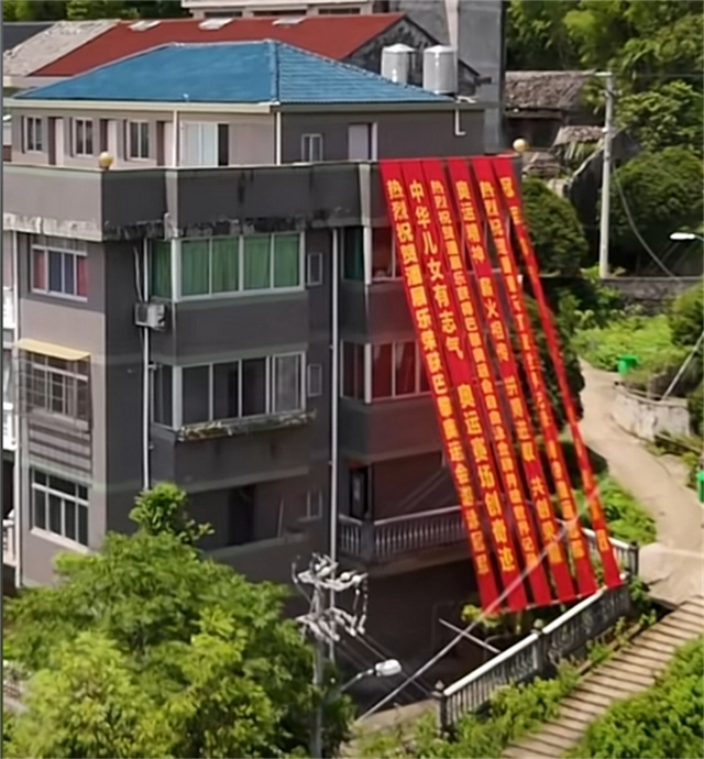 潘展乐豪华祖宅曝光,整整5层恢弘大气,真皮沙发、大幅壁画抢镜