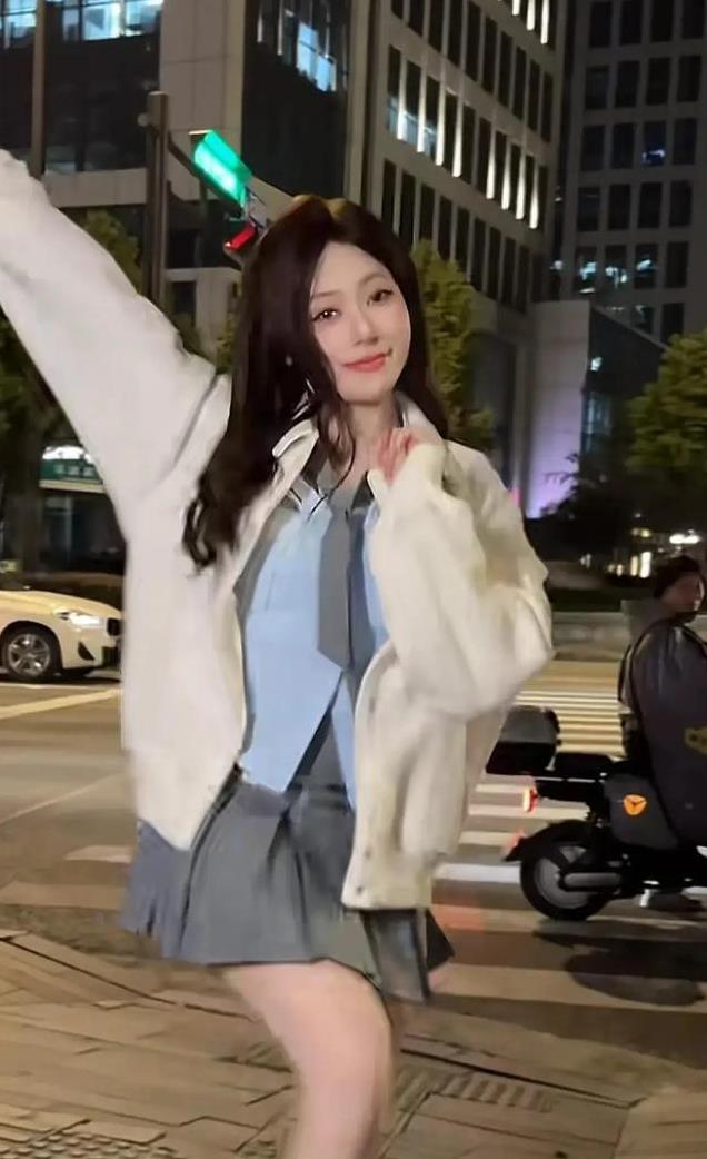 吴柳芳账号再次被禁,这次是被公司拖累,早年直播时早已披露原因