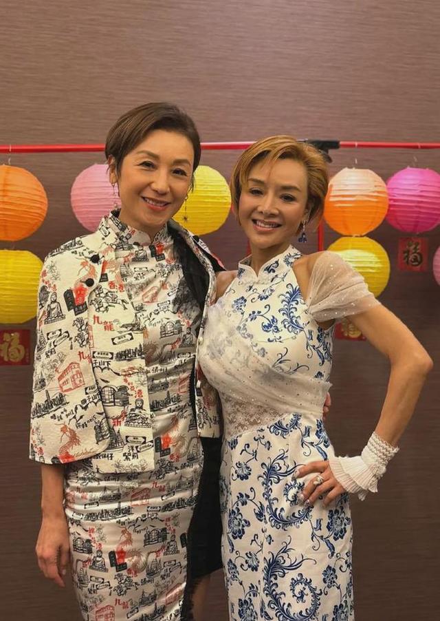 58岁叶子楣请明星朋友吃大餐，穿着青花瓷裙子，整个人瘦到显病态