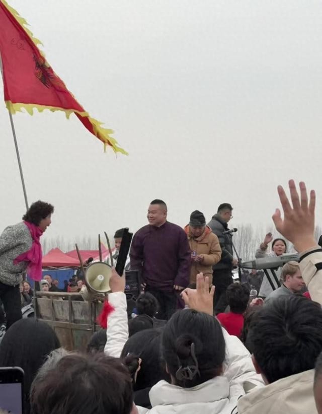 姜昆缺席刘兰芳独撑场面,岳云鹏及时救场,德云分社又多一个选择