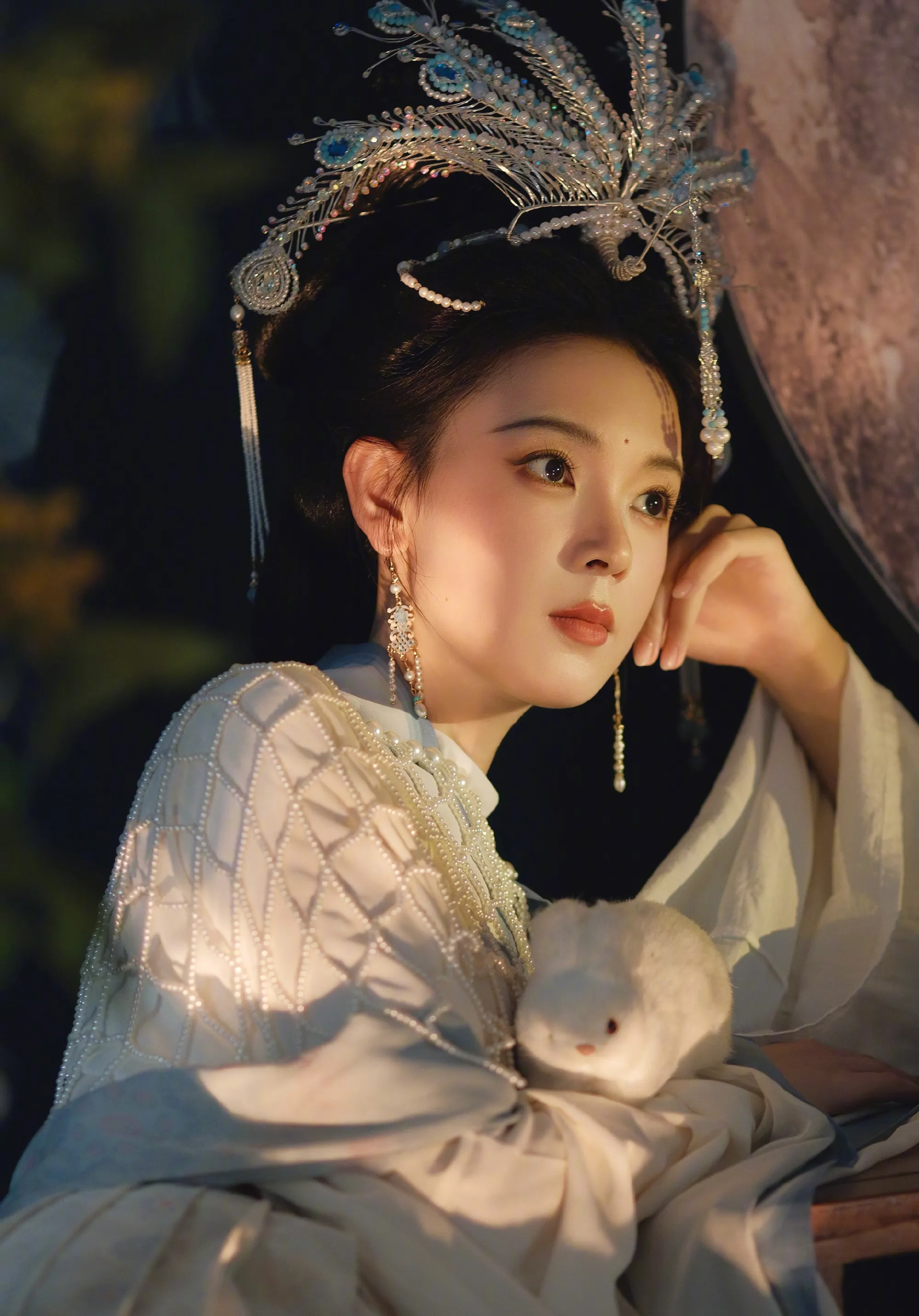 陈瑶COS月中嫦娥被赞像“女儿国国王”!眉目含情一整个国色天香