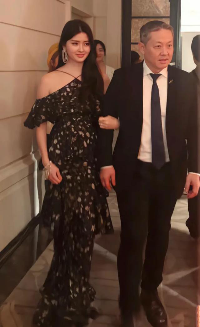 孙芸芸和女儿廖思惟登台版Vogue杂志封面，分不清哪个是妈！