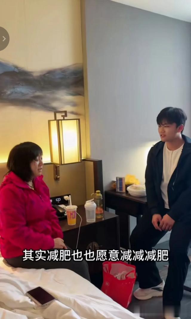 解清帅妈妈长十斤肉要减肥,儿子:妈要不吃饭咱把她扛去吃饭