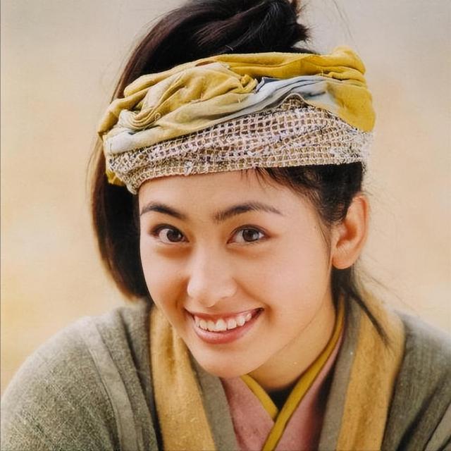 她是回族第一美女,16岁恋张铁林并同居多年,后转头嫁大23岁丈夫