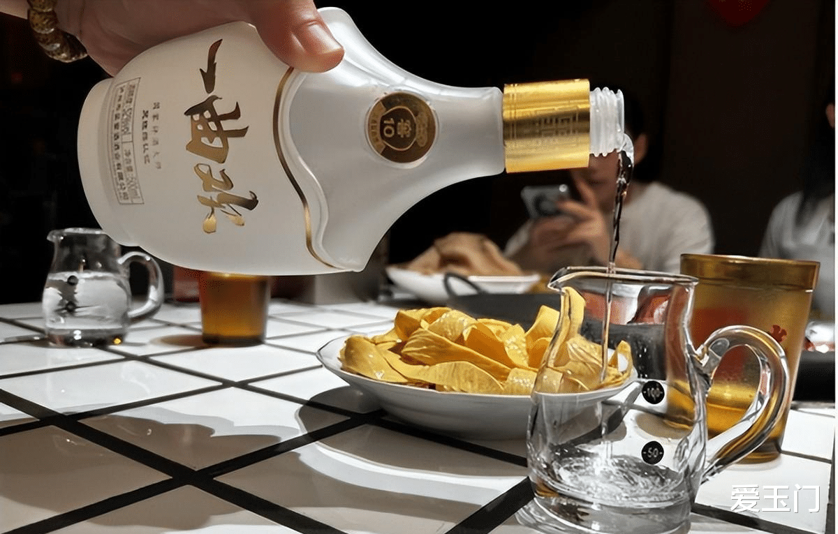 北京4位老教授到巴黎旅游,吃法餐喝茅台,席间对老板勃然大怒