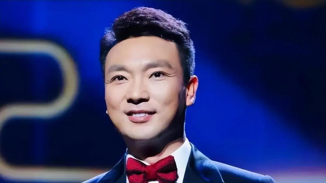 央视主持康辉：传出好消息，苦熬这么多年，终于迎来官宣！