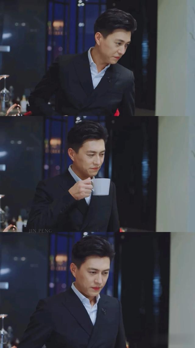 演员靳东的身份引热议，登新闻联播，竟坐在了主桌，地位太不一般