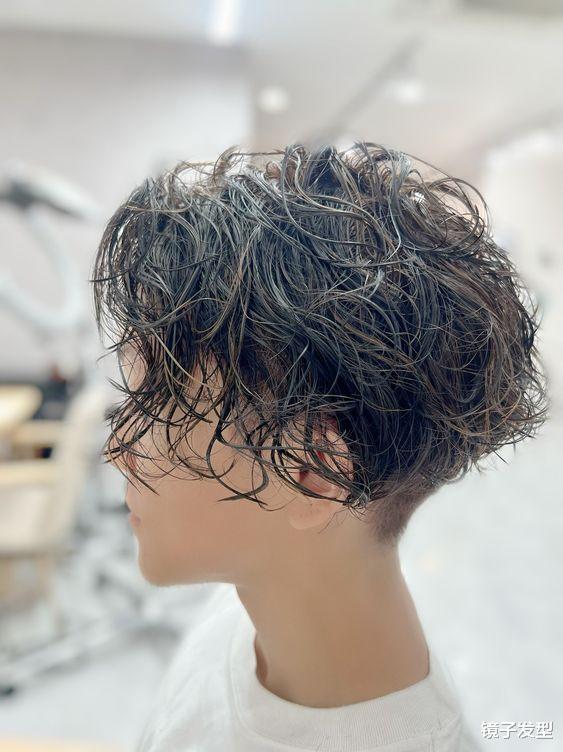女士推边纹理烫短发,利落蓬松真时尚,很适合40岁以上的姐妹