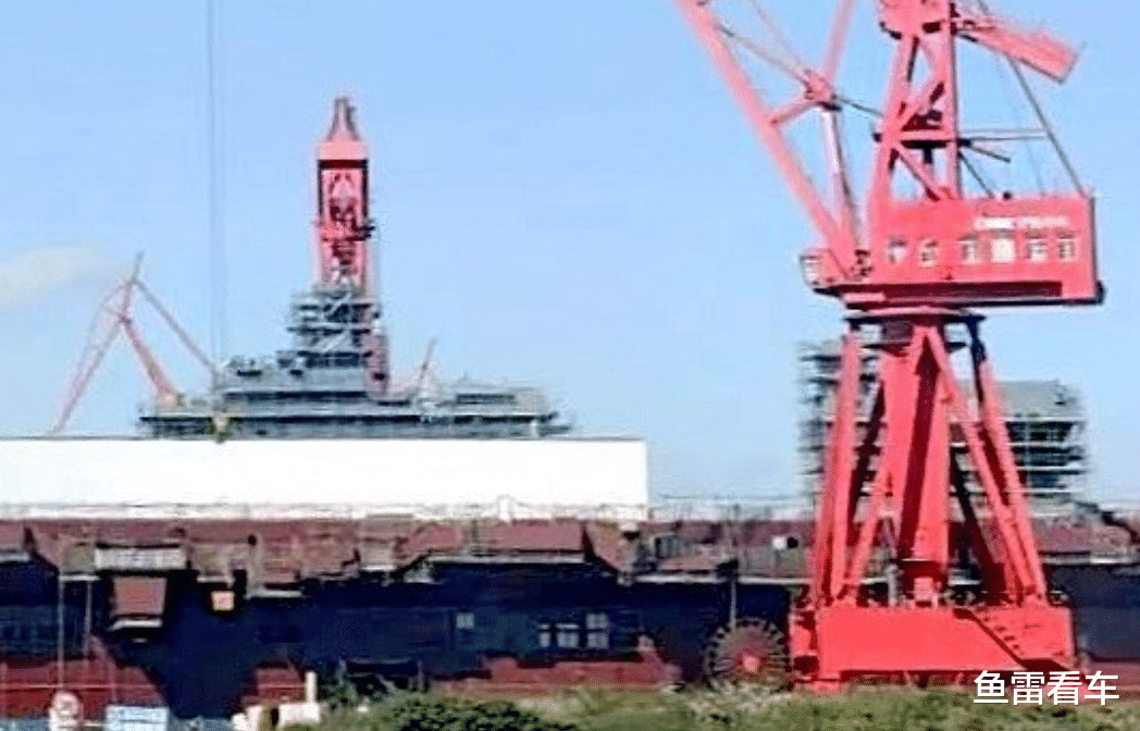落地大窗？076舰岛新图曝光，身形伟岸，完全不输航母