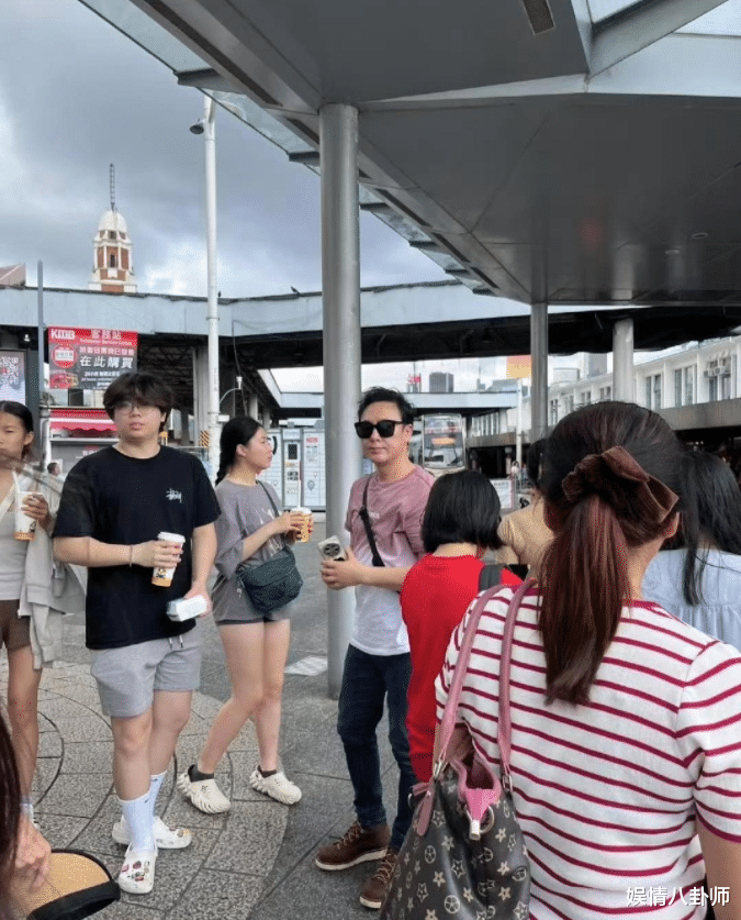 张颂文带一家人游香港,父亲头发花白身材魁梧,张颂文朴素穿搭没架子