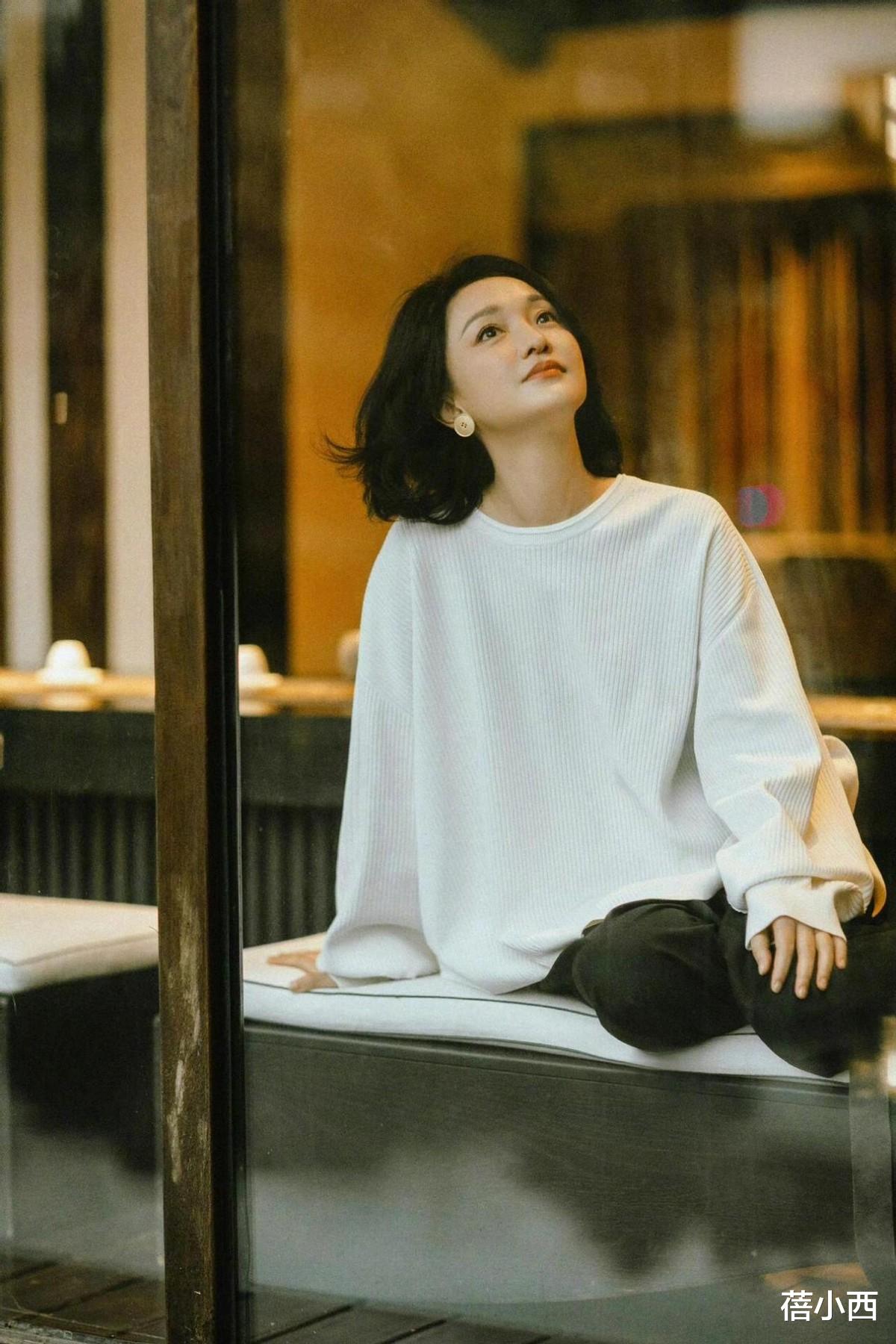 49岁周迅越老越惊艳,一身白+黑造型优雅,剪波波头短发更有气质