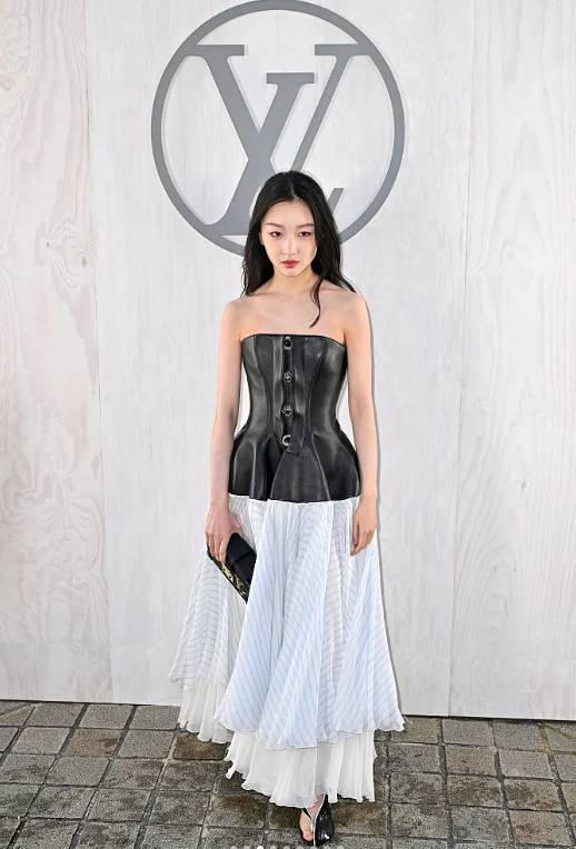 巴黎这一夜,刘亦菲、两宋惊艳,周冬雨不如素颜,Lisa越变越吓人