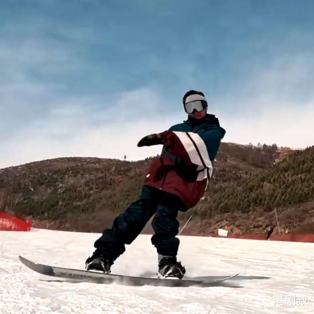 周杰伦和谢霆锋都去日本滑雪，一个去赚钱，一个纯是玩