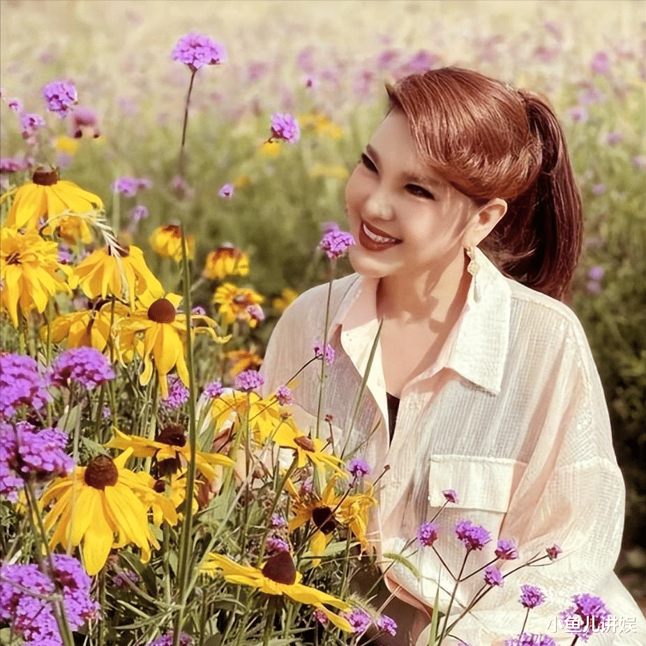 万人捧到万人嫌,演唱会只剩中老年看美腿,乌兰图雅都做了什么?