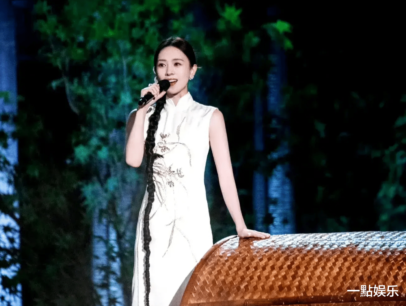 央视秋晚这一夜!刘涛珠圆玉润,唐嫣美翻了,却被李宇春硬控