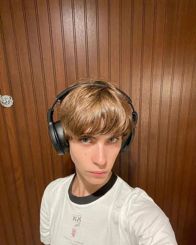 187cmYSL贵公子一夜爆火！网友：老公太多，都不知道先爱哪个