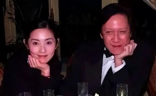 她是向华胜的情人,也是陈法蓉的升级版,她不嫁豪门却自成豪门