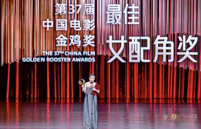 临时被换?“锅姨”刘丹捡漏金鸡奖,粉丝要求官方给赵丽颖道歉!